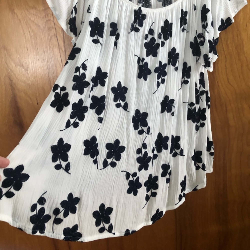 Flirty Embroidered Top Black/White